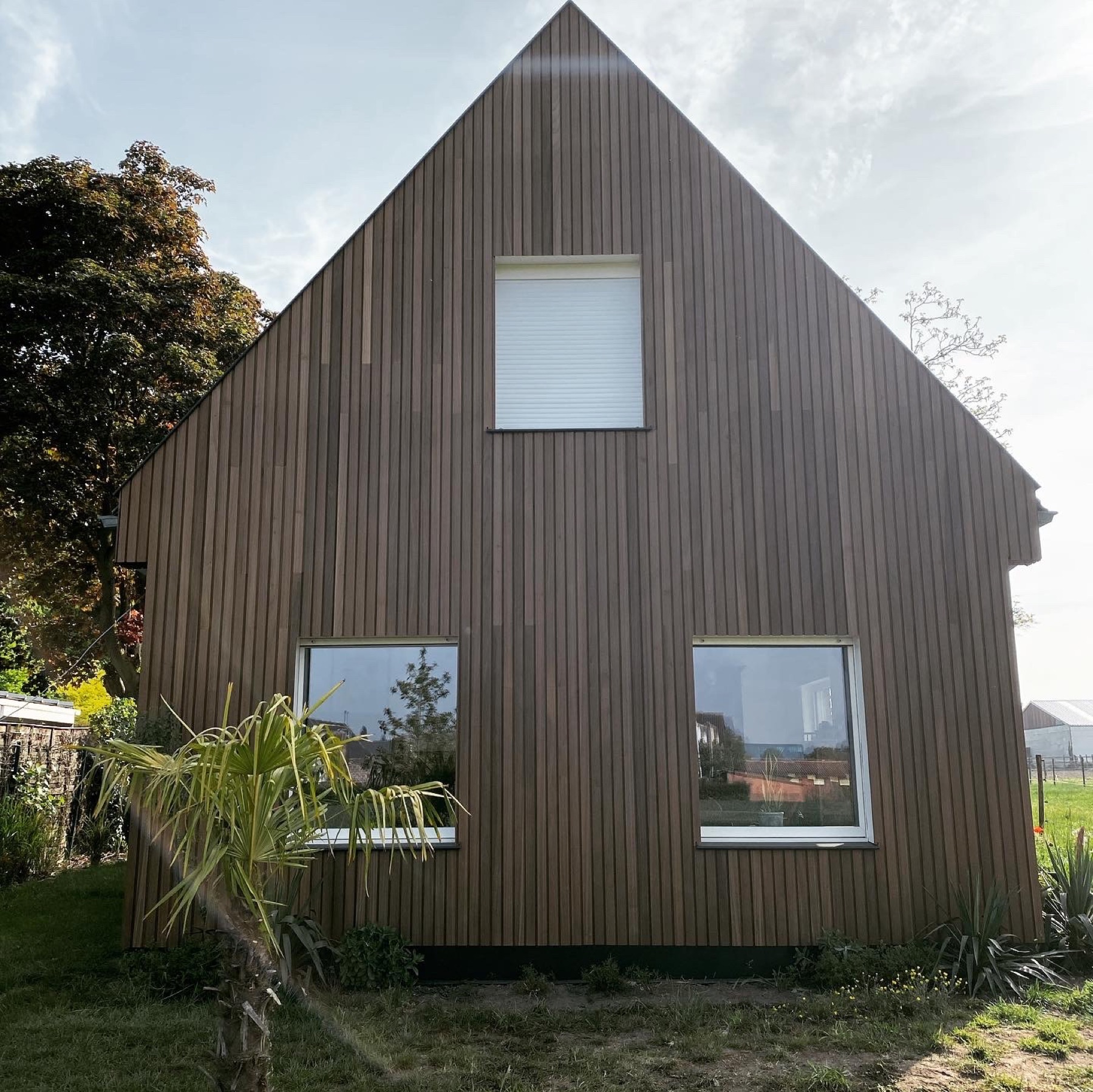 Strakke gevel in zwart hout — detail